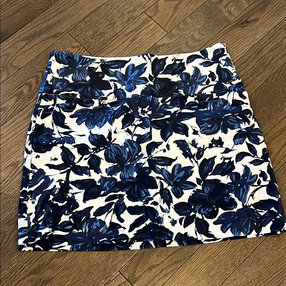 S. C. & Co Floral Blue and White Skort size Large